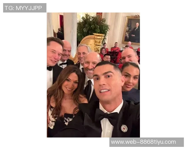 C罗身着西装出席白宫晚宴与美国防长亲密合影引发热议 C罗身着西装出席白宫晚宴与美国防长亲密合影引发热议