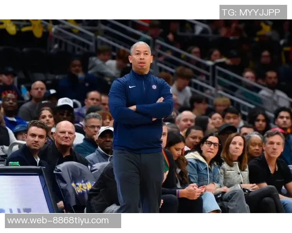 快船关键时刻小范指挥战术泰伦卢在场边无奈围观愤怒表情引热议