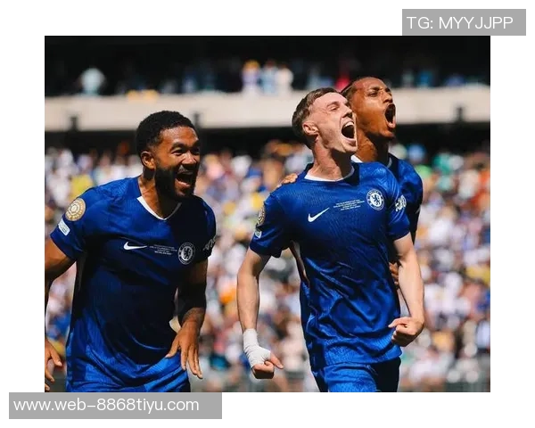 切尔西球迷高呼阿布名字举起BlueCoOut旗帜表达不满情绪